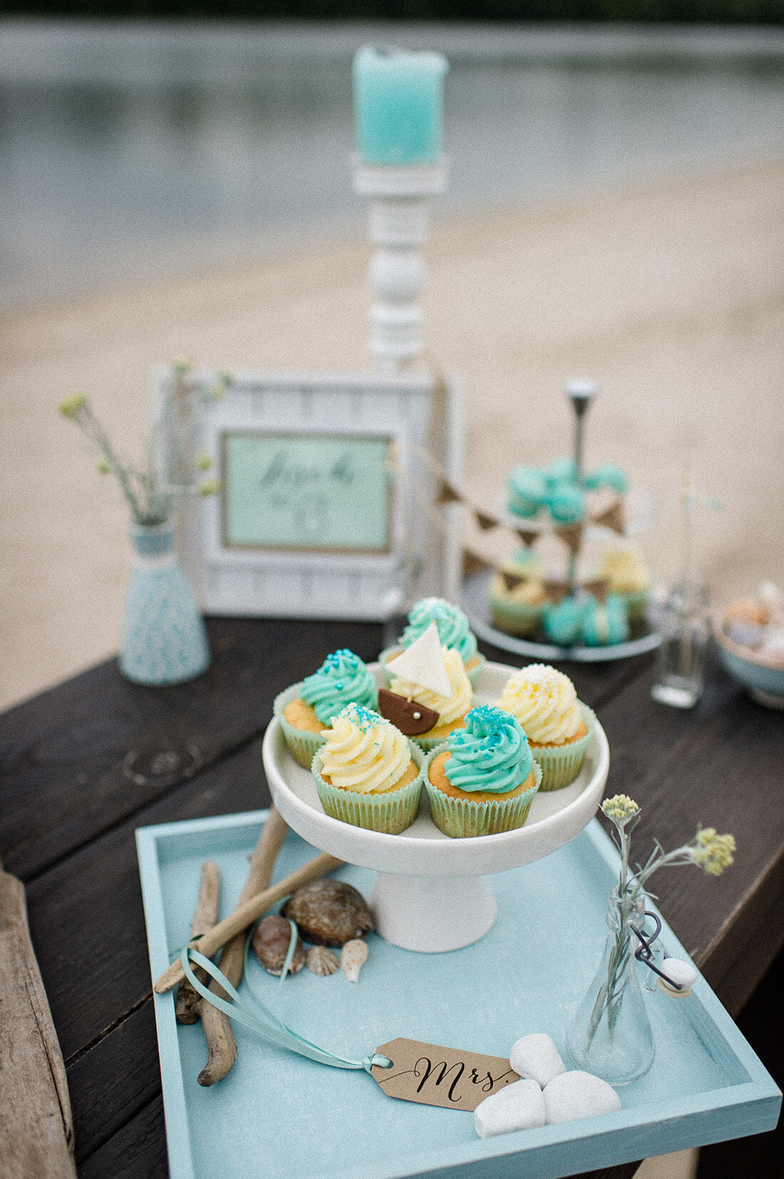 Hochzeit am See Inspiration Tischdeko mit Cupcakes und Tischpapeterie