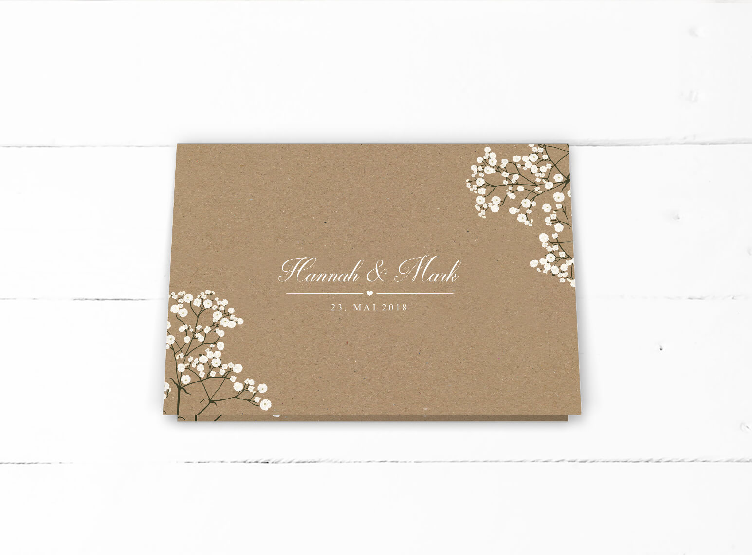 Romantische Hochzeitseinladung weißes Schleierkraut auf Kraftpapier