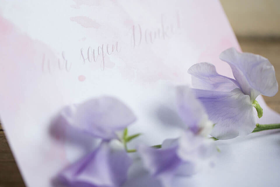 Hochzeitspapeterie, Freebie, DIY, kostenlose Dankeskarte, Wicke, rosa, lila, Aquarell, Kalligrafie