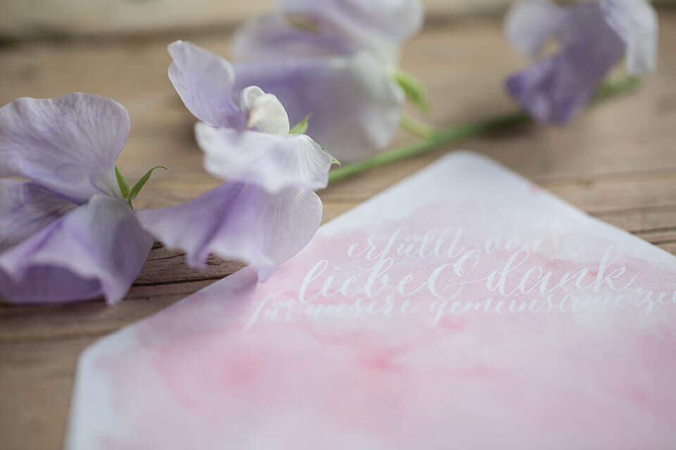 Hochzeitspapeterie, Freebie, DIY, kostenloses Umschlagfutter für Dankeskarte, Wicke, rosa, lila, Aquarell, Kalligrafie